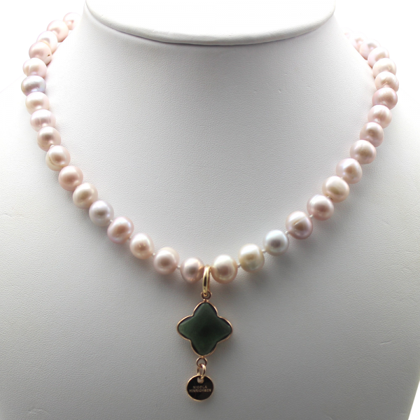 Nicola Hnrichsen, Perlenkette mit dunkelgrünem Anhänger