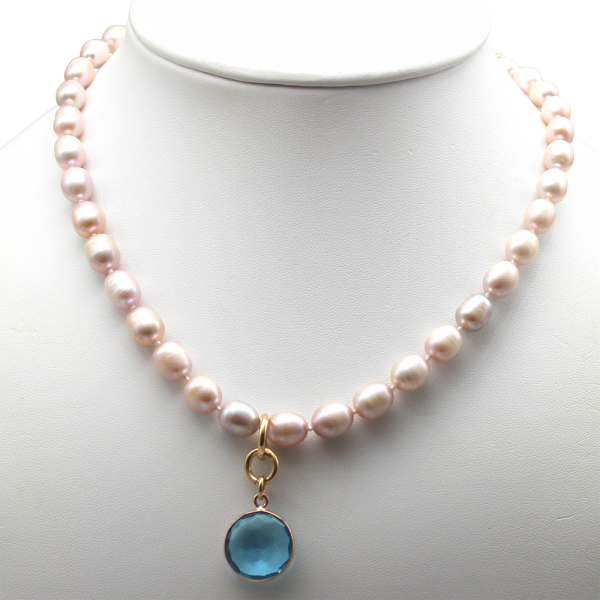Nicola Hnrichsen, Perlenkette mit einem Anhänger aus Skybluequarz