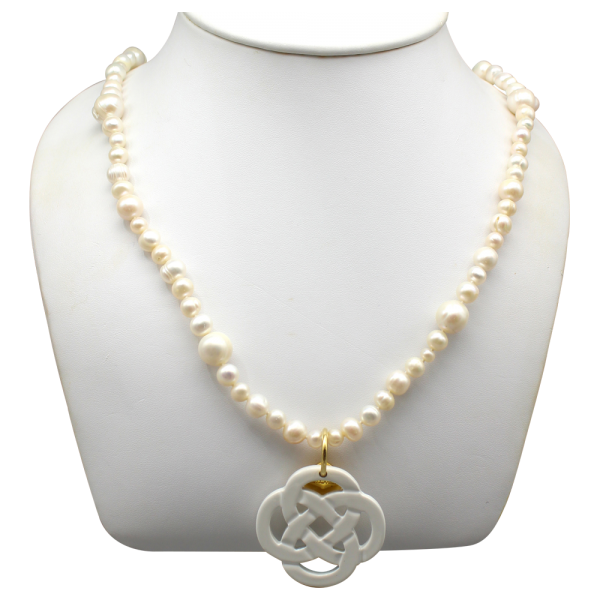 Yulyaffairs,Perlenkette mit Hornanhänger